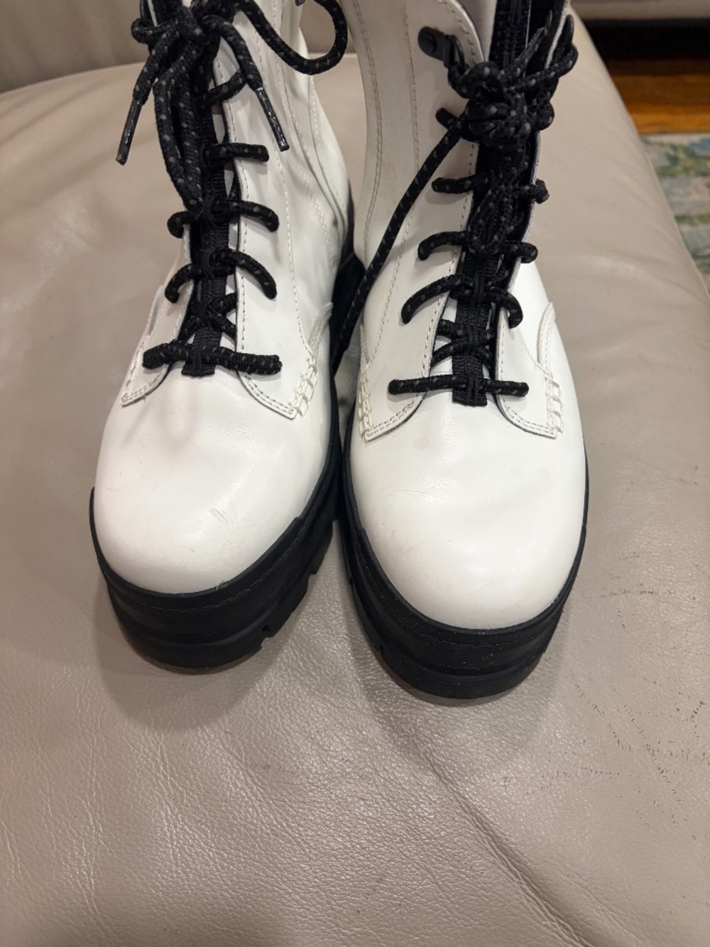 Ugg Ashton rare find size 10 excellent condition